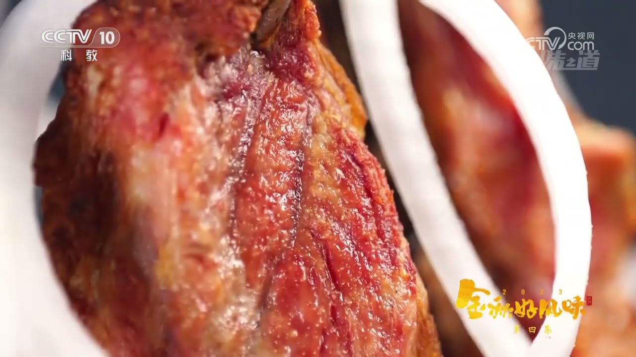 当地人制作烤全羊为何要在馕坑里洒盐水《味道》20231004 | 美食中国 Tasty China