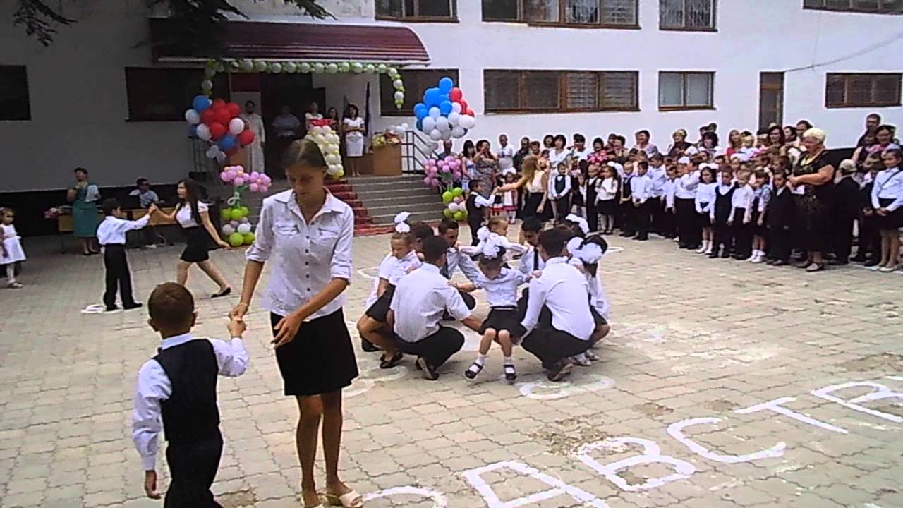 1 Сентября. Вальс одиннадцатиклассников и первоклассников.