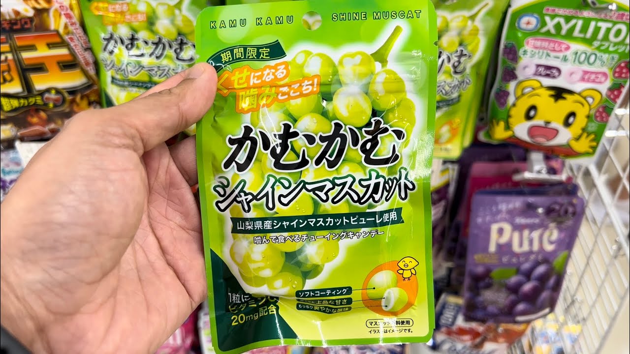 11 Japanese Snacks & Drinks at a LAWSON convenience store 日本のお菓子