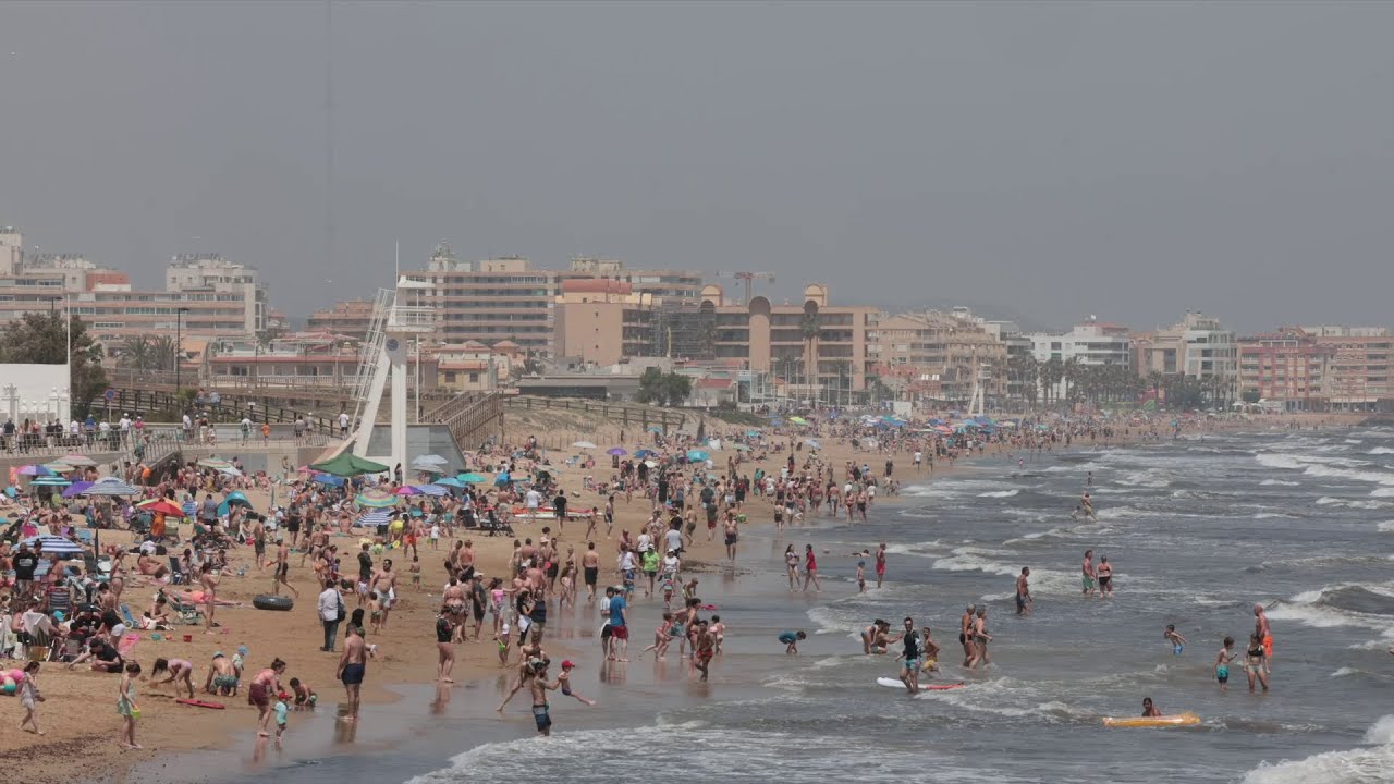 Ambiente de playa en el inicio del mes de mayo. Torrevieja (03/05/2025)
