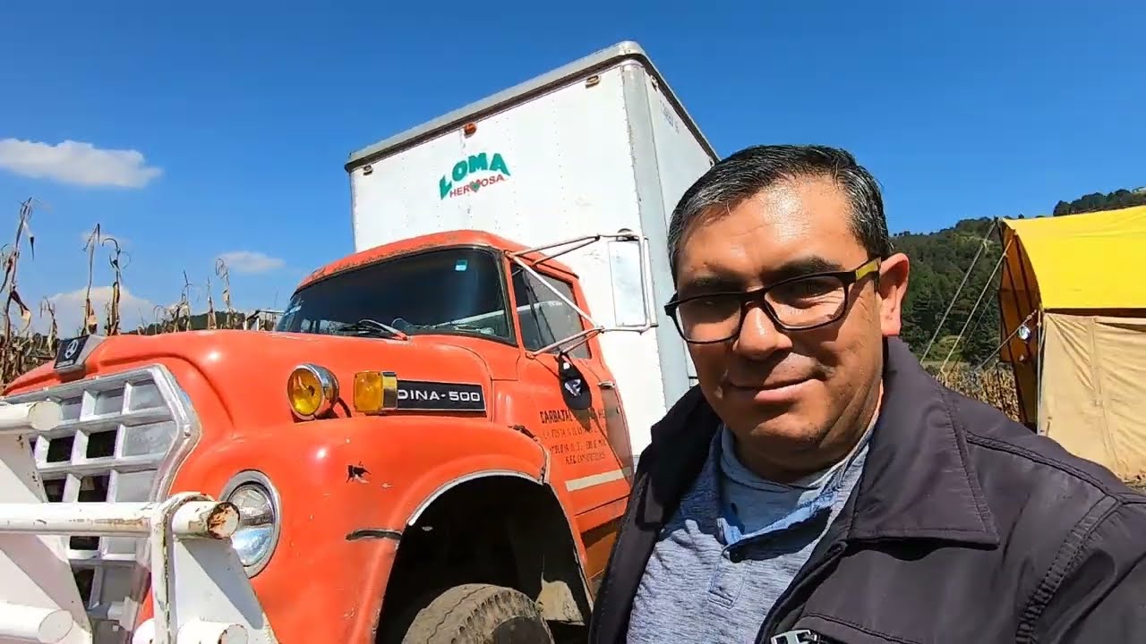 STAFF SE LA RIFA ARMANDO ESCENARIO EN UNA MILPA