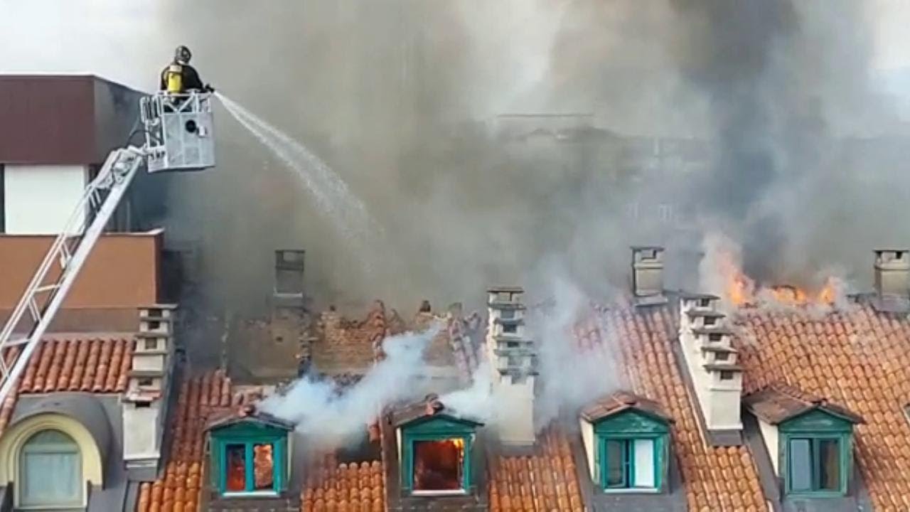 Incendio Torino, i vigili del fuoco tentano di fermare le fiamme che invadono il palazzo accanto