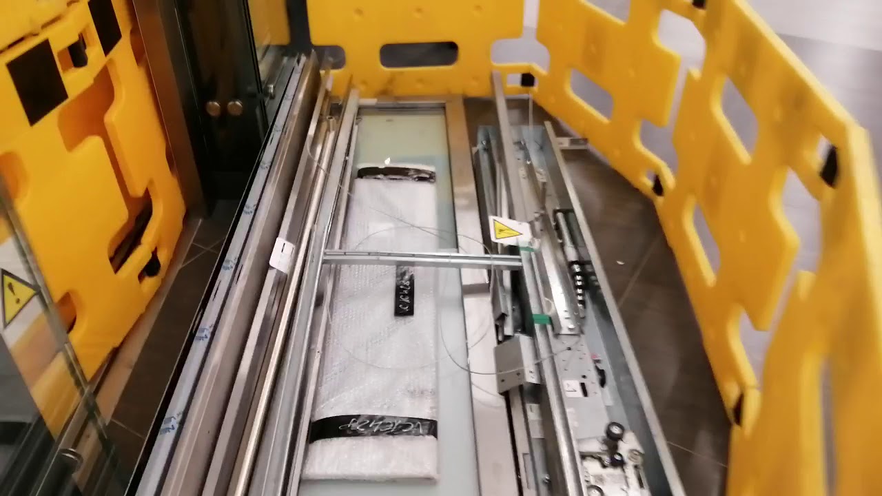 wymiana drzwi w windzie Schindler 5500 w galerii młociny w Warszawie