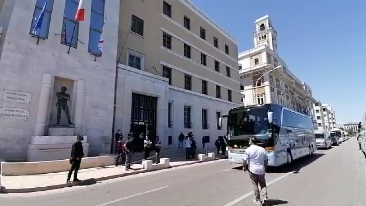 Bari, la rumorosa protesta dei bus turistici: 