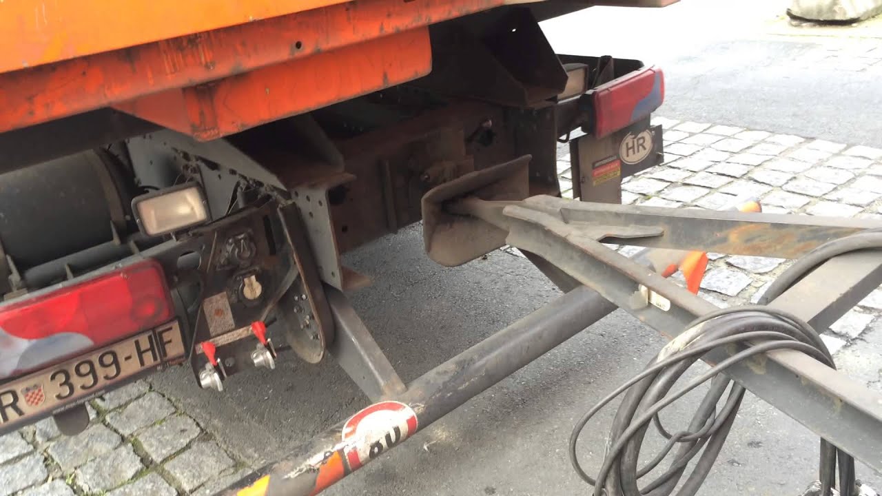 Man TGX 26.440 connecting the trailer
