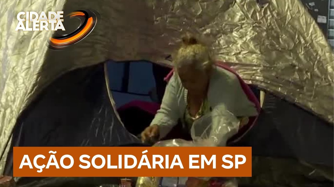 Cidade Alerta presenteia pessoas em situação de rua com cestas de alimentos e cobertores