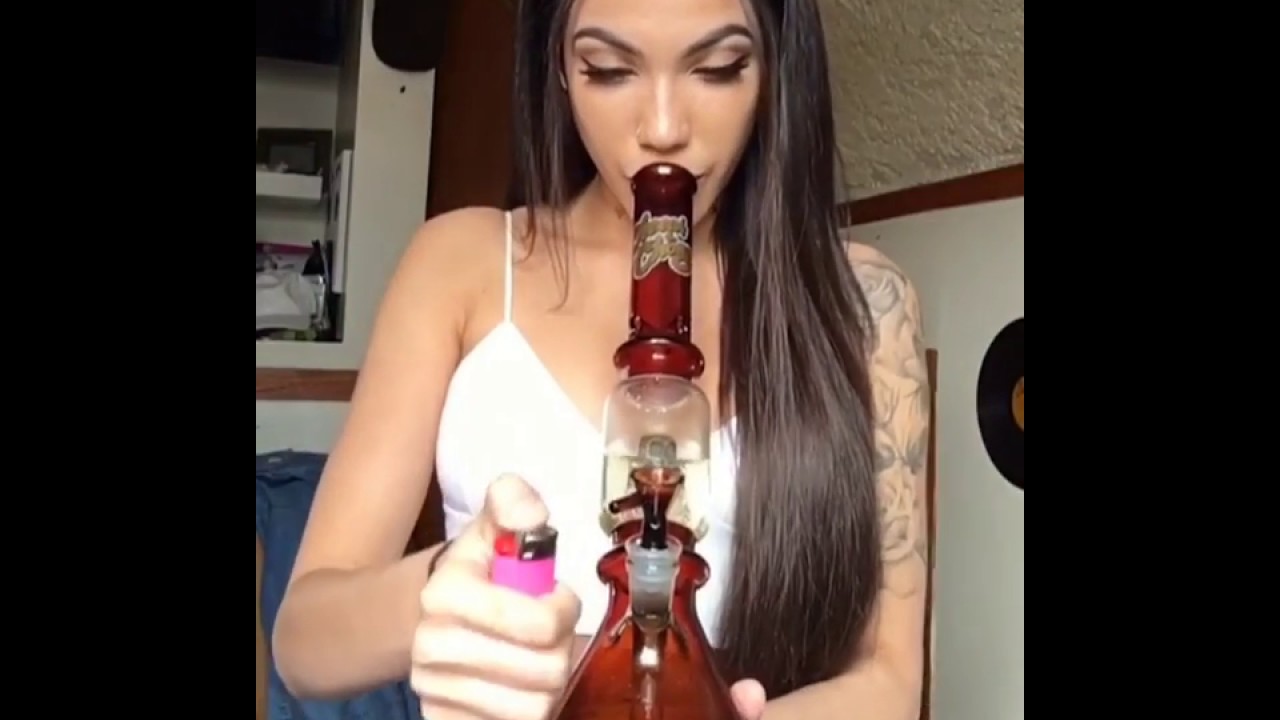 Chica Fumando Weed ( Comparte ) Suscribete
