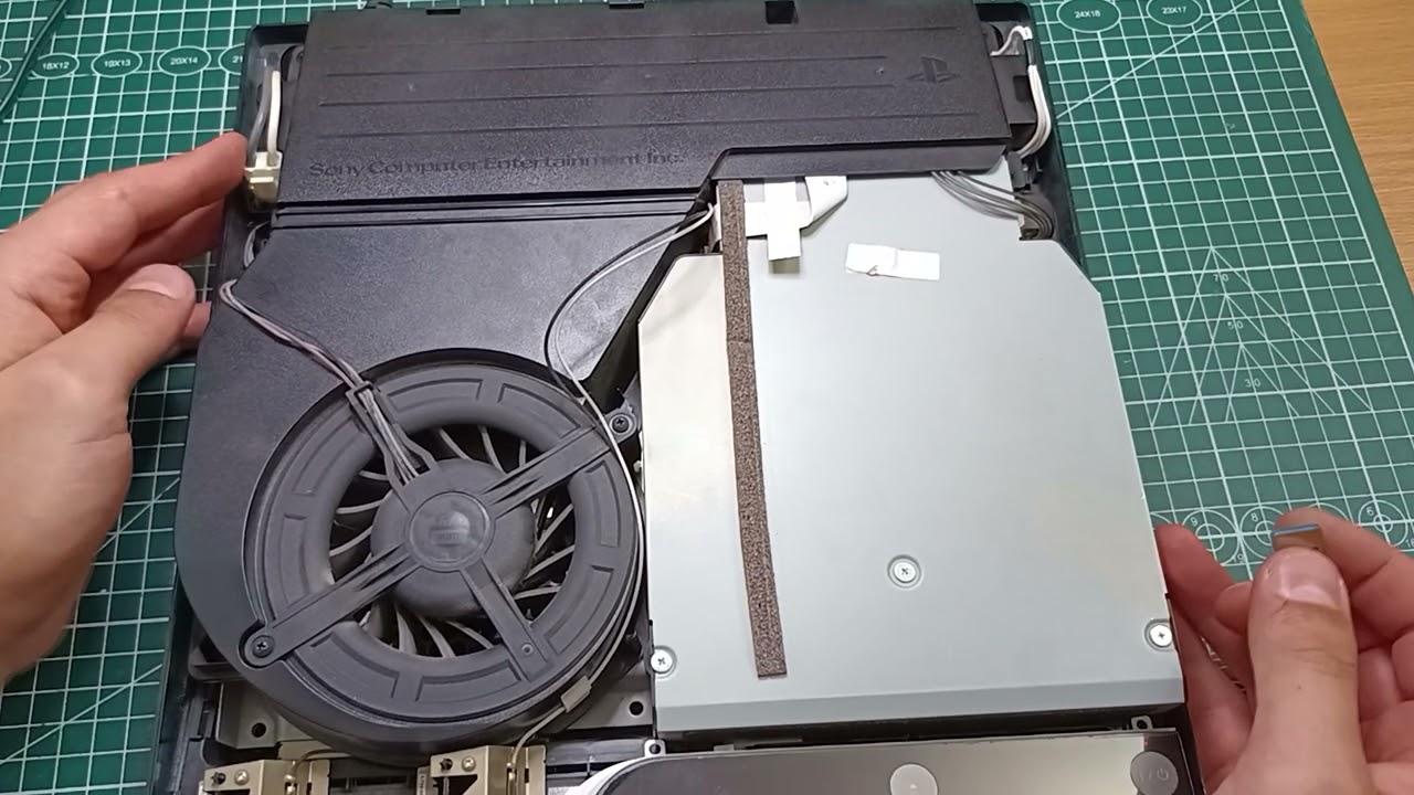 Playstation 3 slim nie czyta płyt. Wymiana napędu w PS3 slim CECH-2004. Cz. 1.