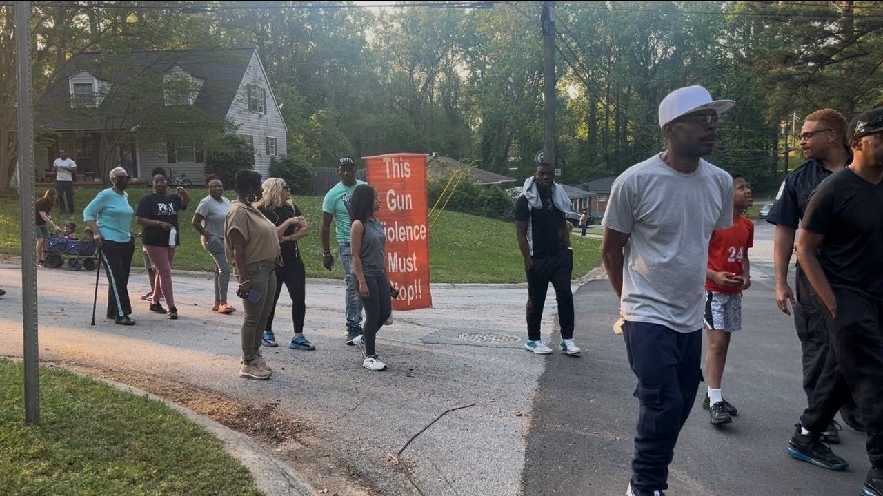 Соседи провели молитвенное шествие в память о женщине, погибшей в результате стрельбы в округе Де...