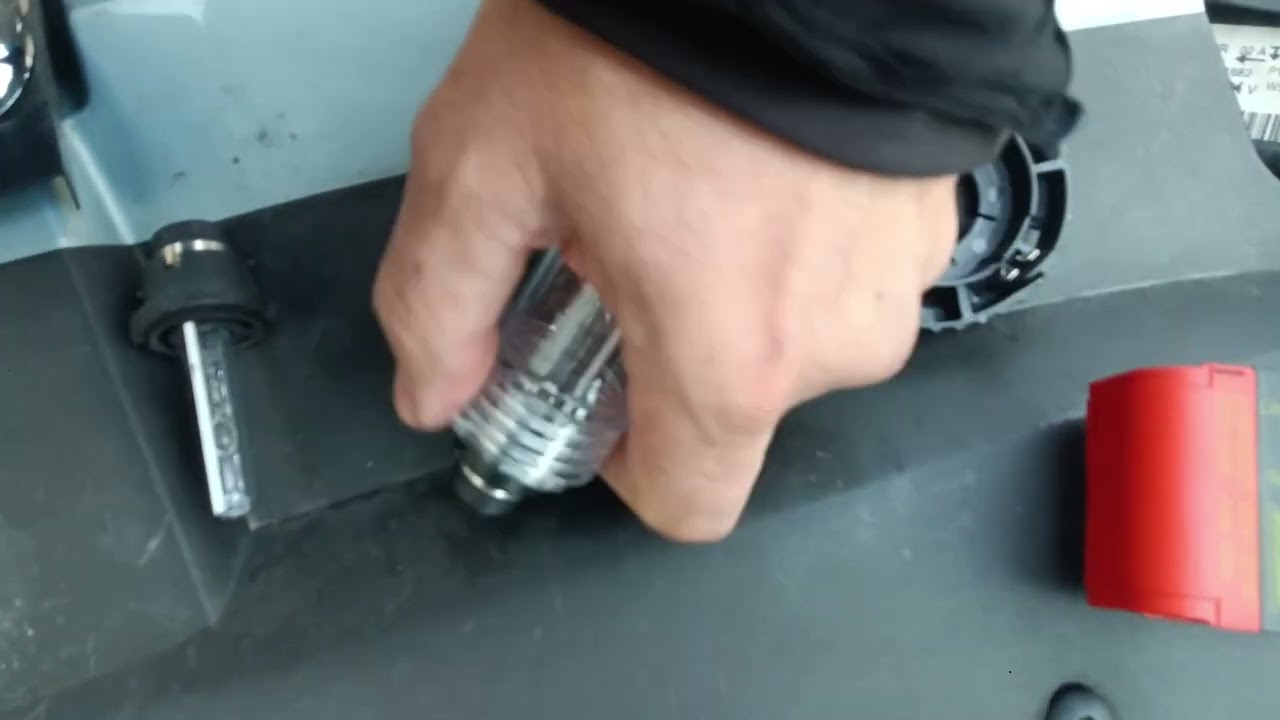 Sustitución de lámparas xenon modelo D2S en un Peugeot 407 año 2005.