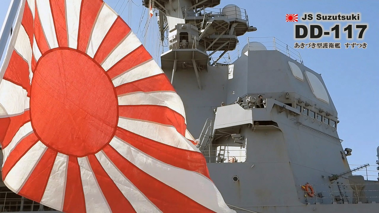 すごい迫力！速力を上げて左旋回してくる護衛艦「すずつき」