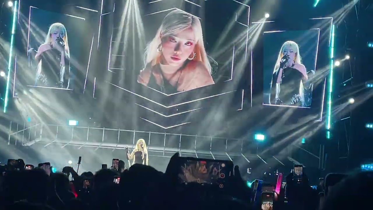Phùng Khánh Linh tại NEU Concert 2025 (Fancam cùi)