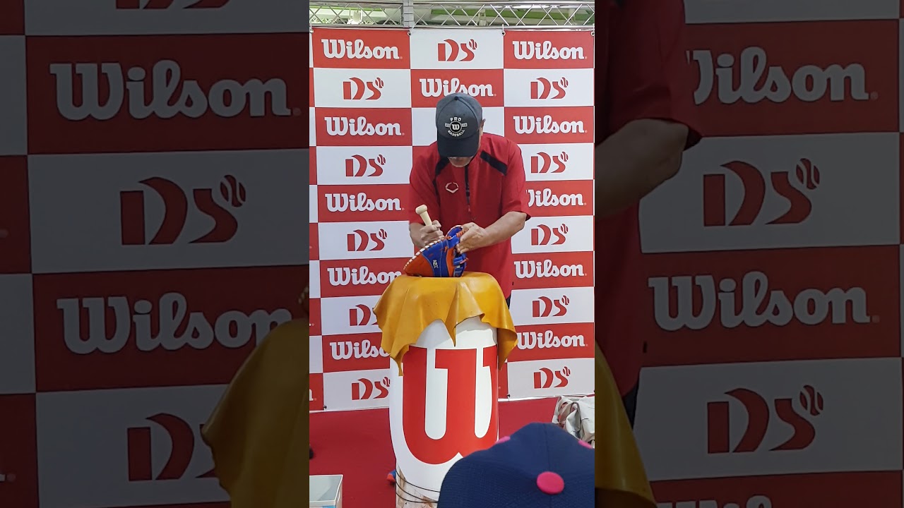 아소의 글러브 길들이기   Aso Shigeaki's glove break in