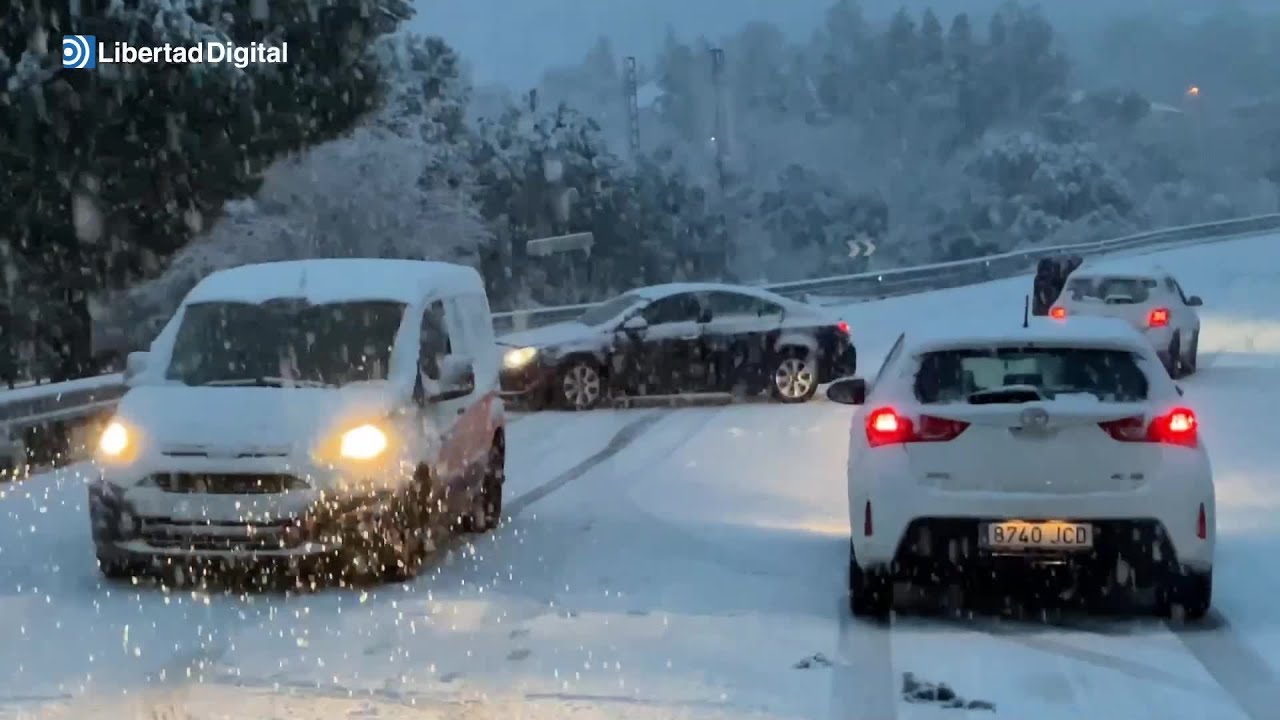TEMPORAL | La nieve colapsa Madrid: coches atrapados y carreteras cortadas