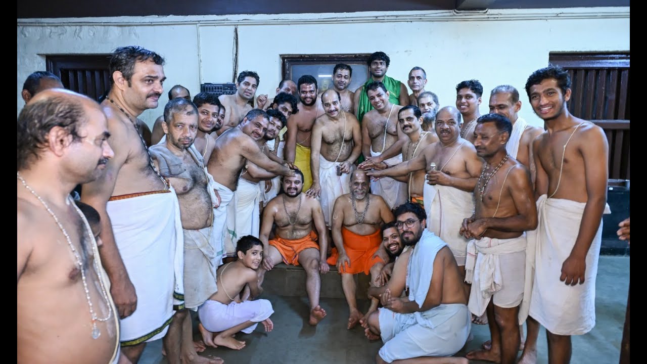 ದೀಪಾವಳಿಯ ಪ್ರಯುಕ್ತ ಶ್ರೀ ಕೃಷ್ಣಮಠದಲ್ಲಿ ನರಕ ಚತುರ್ದಶೀ ಪ್ರಯುಕ್ತ ಎಣ್ಣೆ ಶಾಸ್ತ್ರ