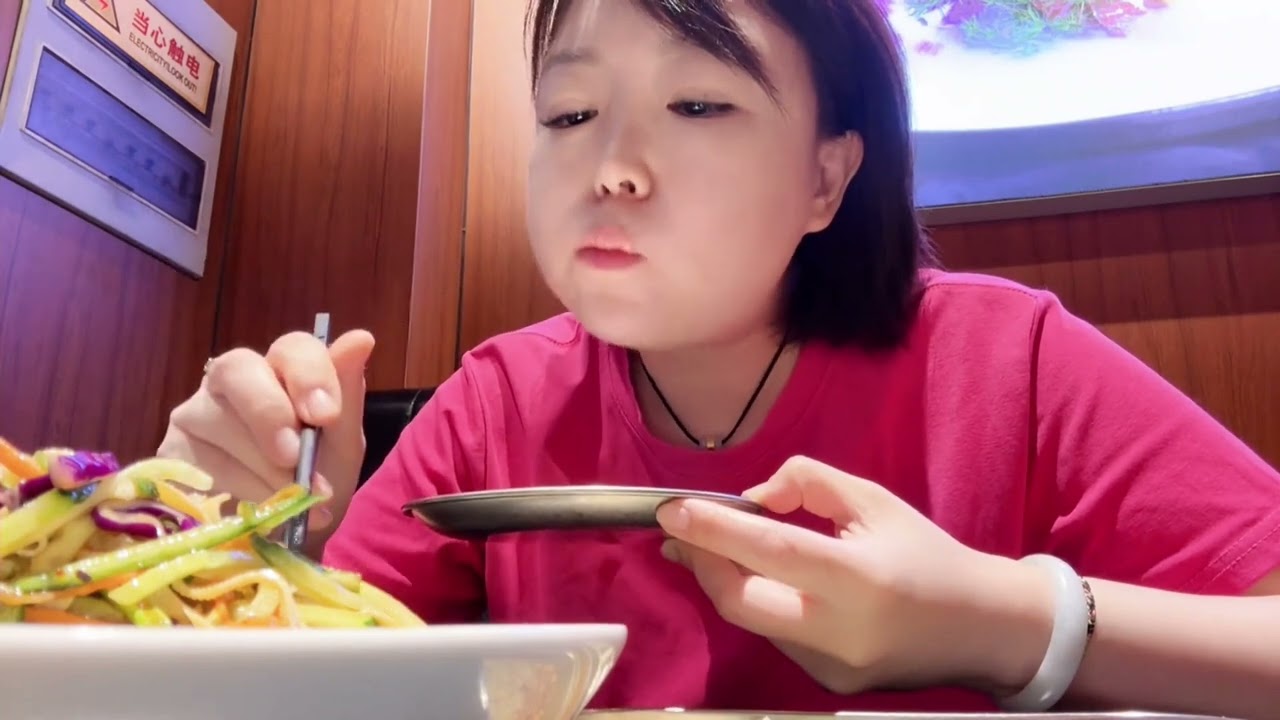 44岁单身vlog｜周六义工日 吃了喜欢的三明治，做了义工，吃了烤肉～等了三个多小时没有见到喜欢的明星，但依然是开心的一天～#vlog日常 #周末快乐 #今天吃啥 #分享日常生活