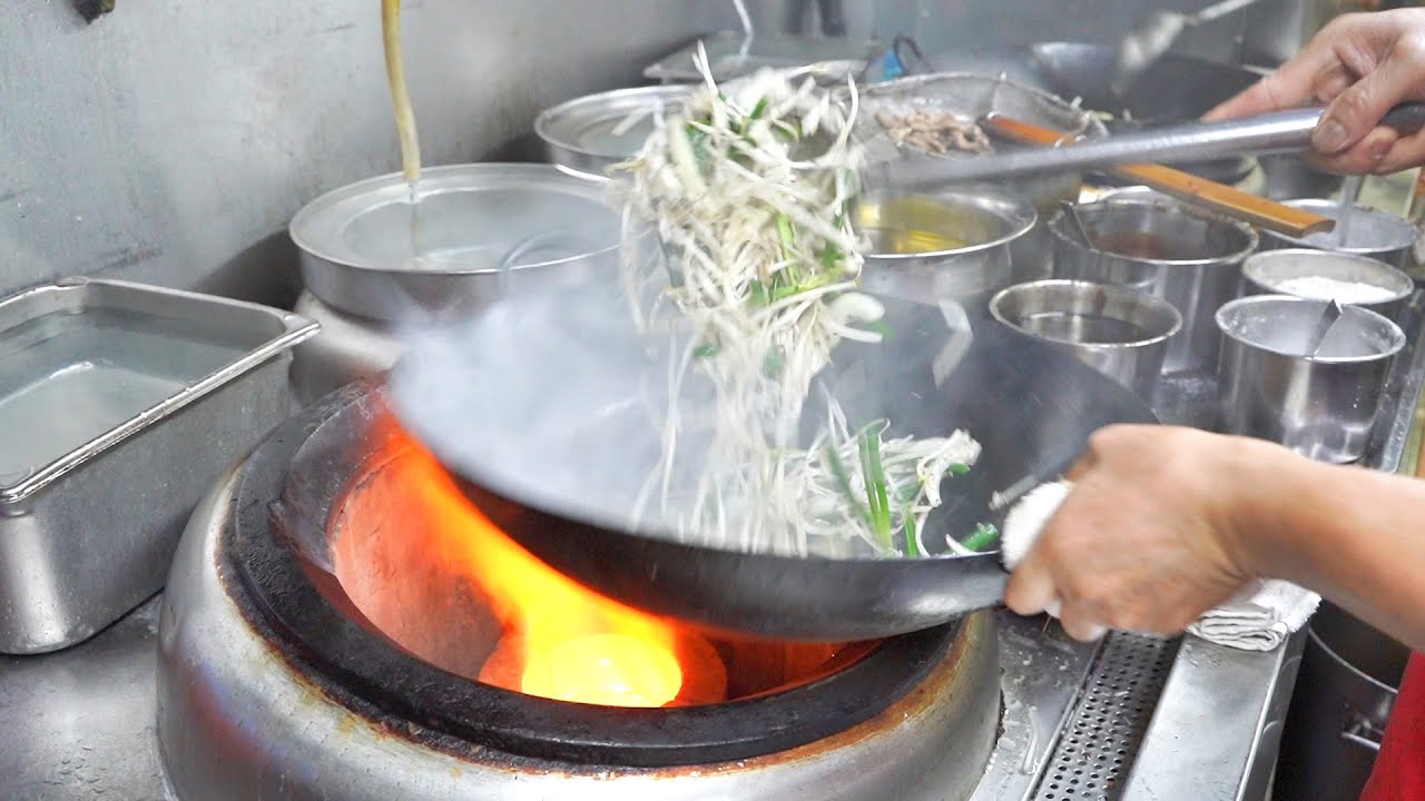 炒粉麵【黑椒牛柳絲炒公仔麵 】即叫即炒 簡單美味 讚！ #lunchboxes Stir-fried noodles with beef&black pepper #HKFood