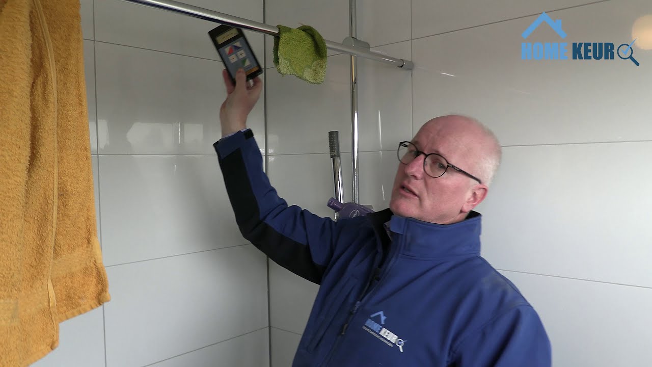 Vocht achter tegels in badkamer! Hoog vochtpercentage gemeten.