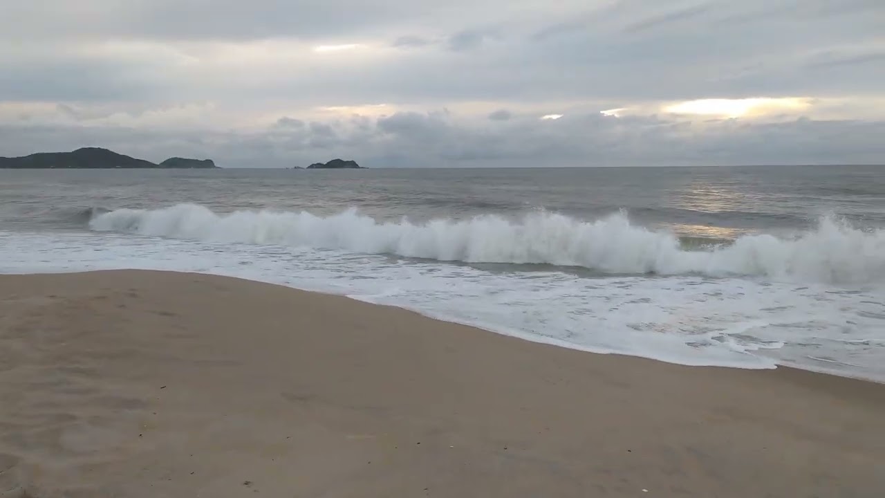 Domingo com ondas pequenas em Balneário Barra do Sul SC 