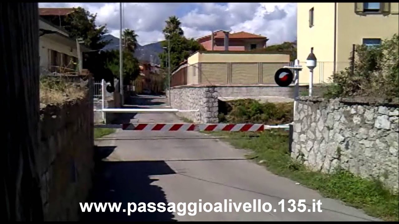 level crossing in Mercato san Severino, Piro street / passage à niveau à Mercato san Severino