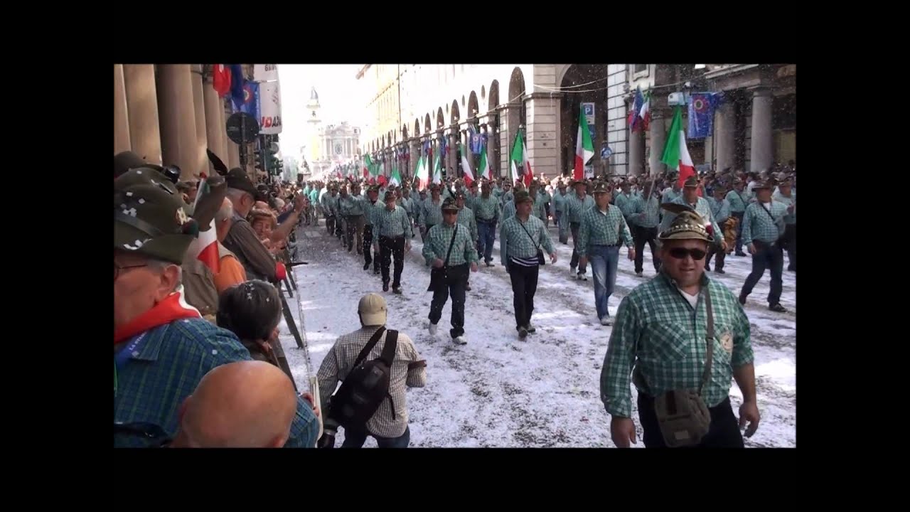 Miracolo a Torino durante l'adunata: gli alpini sfilano e cade la neve