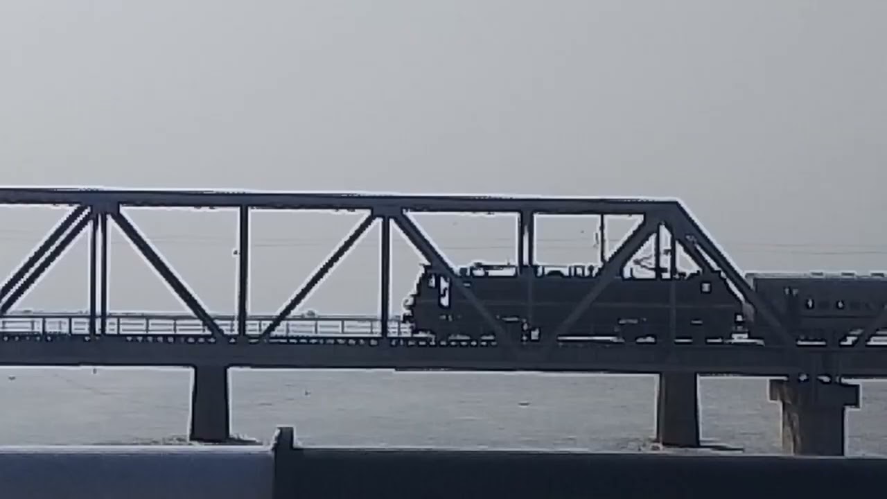 Train Suffering from Bridge Kachla Ganga Ghat