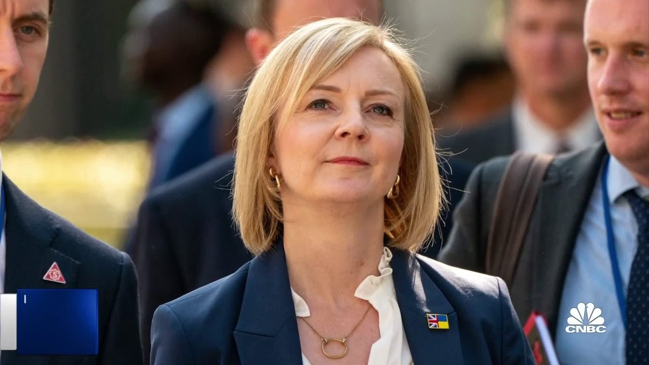 England's central bank moves to stabilize the economy
