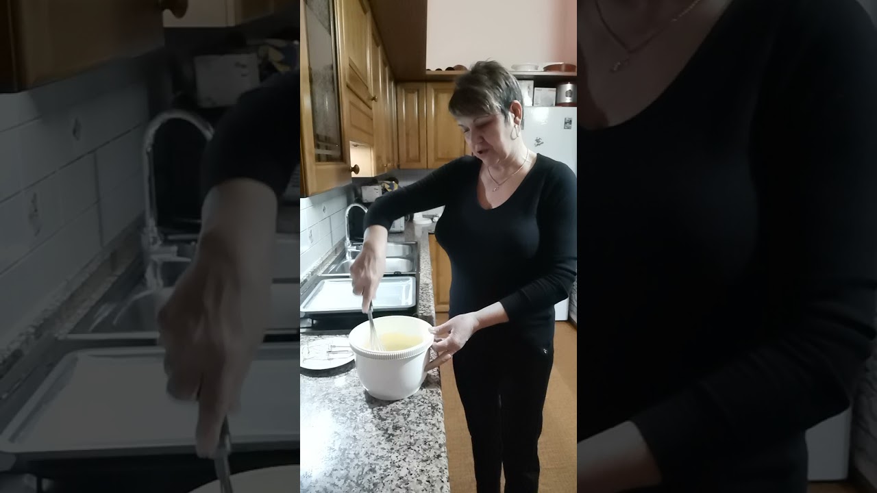 Prăjitură cu blat de nucă și cremă mascarpone.