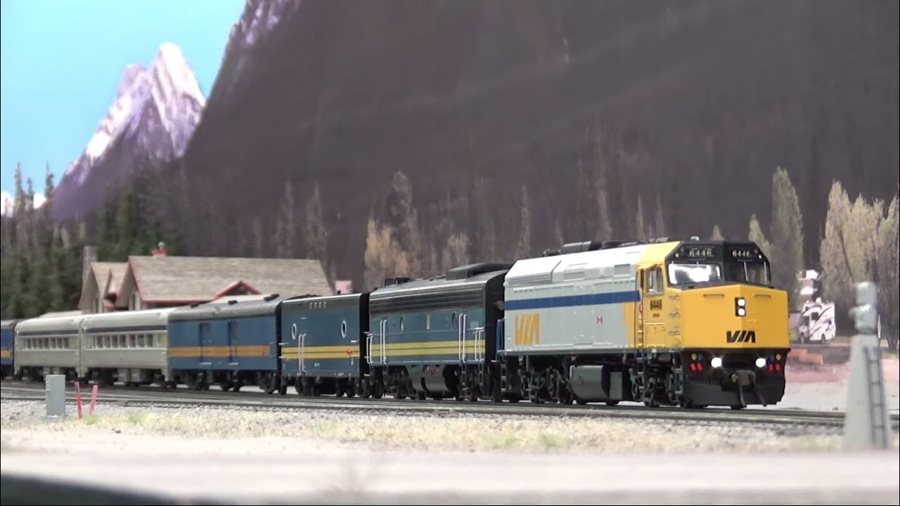 Layout Update - November 2022: IMR Sultran Hoppers, Painting Ties, Grade Crossing...