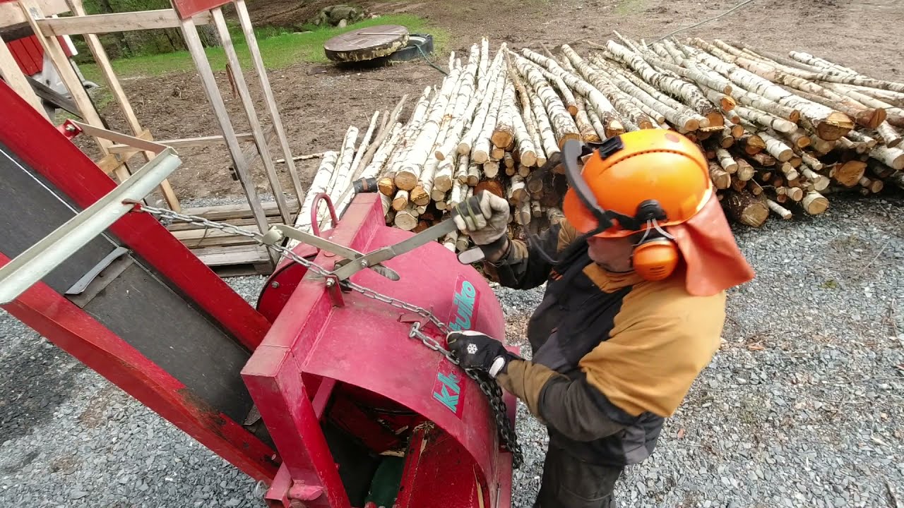 Firewood splitting with guillotine