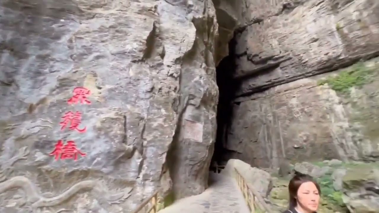 Thiên sơn tam kiều hùng vĩ nằm tại khu thắng cảnh Vũ Long, Trùng Khánh, Trung Quốc.