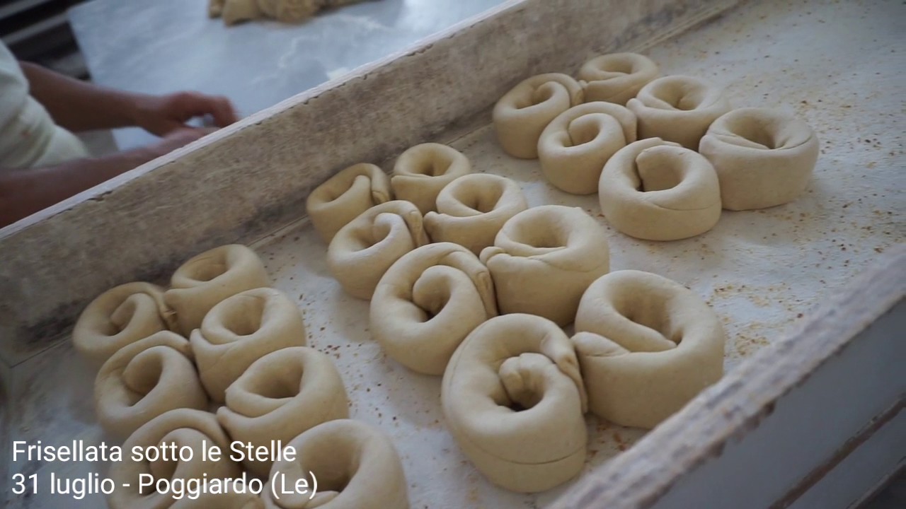 ProMuovi Salento - Come si producono le frise leccesi - Forno De Carlo - Poggiardo