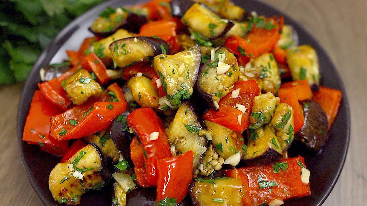Salat aus gebackenen Auberginen und Paprika! Es ist sehr einfach und lecker!