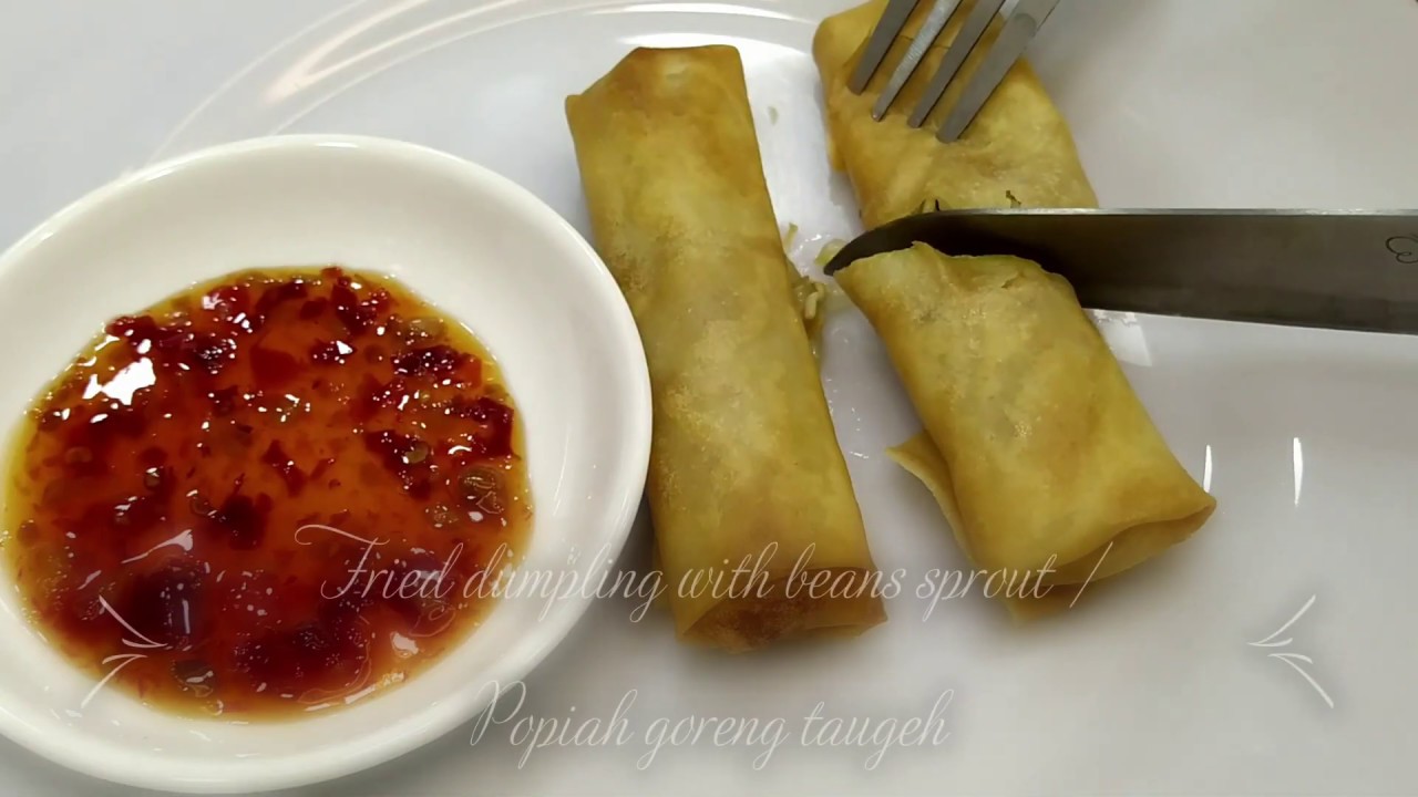 Fried beans sprout with dried shrimp in dumpling wrap  /  popiah goreng taugeh udang kering