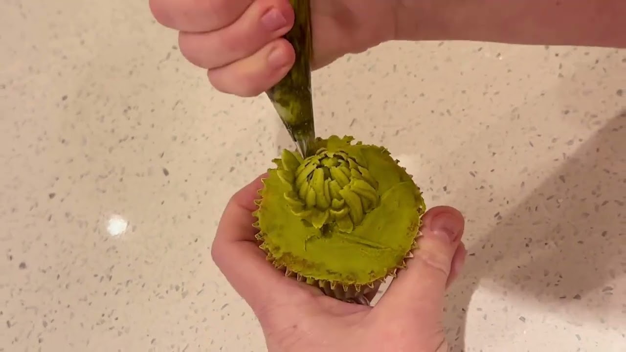 How to Pipe a Buttercream Dahlia