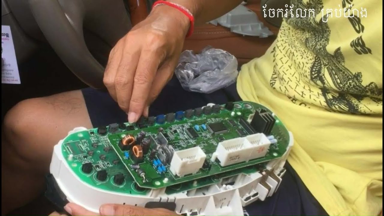 Changing the lamp on car monitor RX300