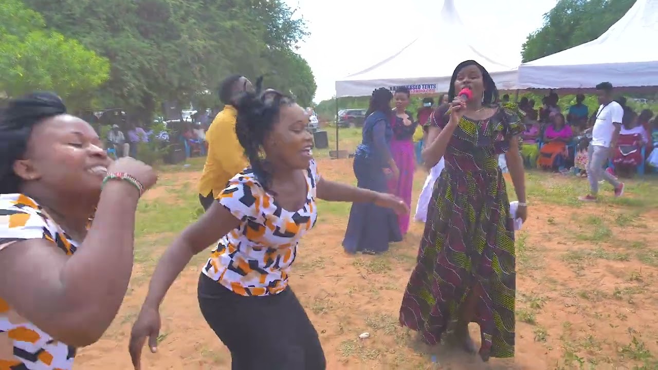 Zipporah Eric & Kamba Artists performing Live at My Father's Burial 😭 Asante sana Kuni comfort 🙏