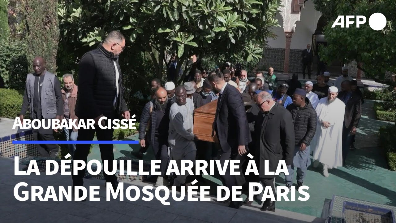 Le corps d'Aboubakar Cissé arrive à la Grande Mosquée de Paris | AFP Images