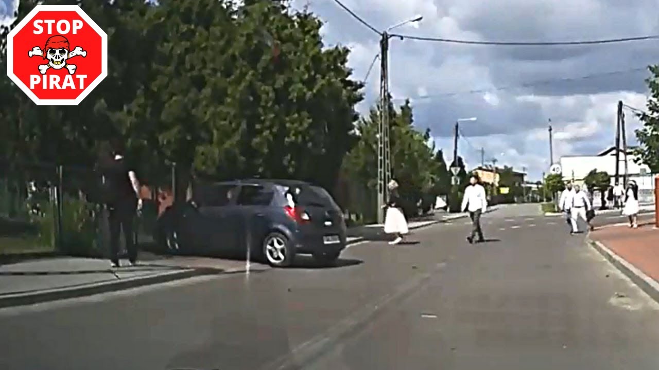 Pijany kierowca rozbija auto o ogrodzenie. Chodecz. STOP PIRAT