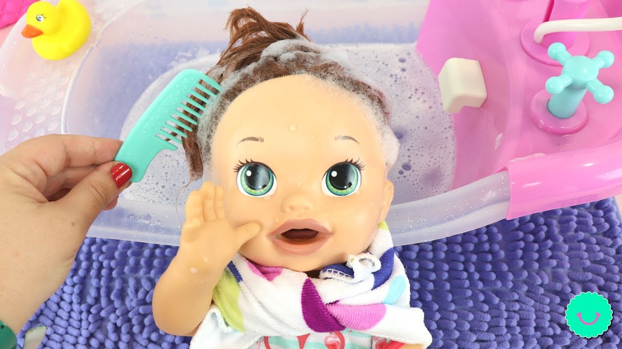 Lavando el Pelo de la muñeca Sara Baby Alive de BB Juguetes