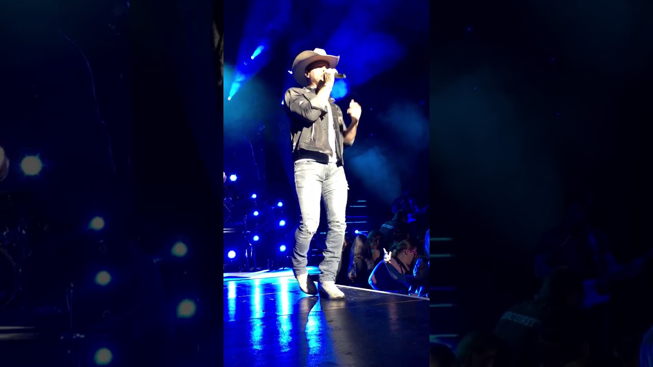 Dustin Lynch - Medley of songs of people he has toured with - 11/18/17