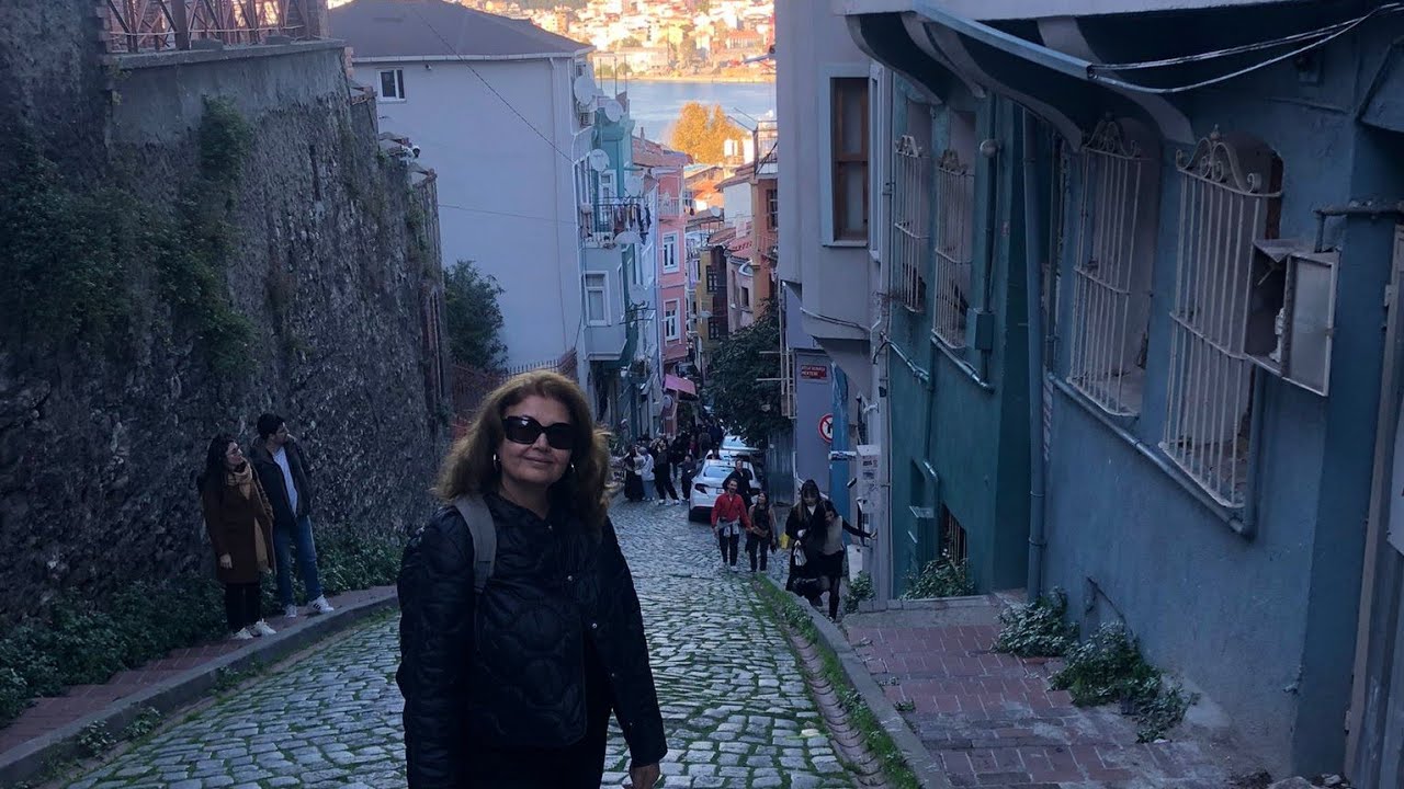 BALAT sokaklarında tarihi evleri izlerken eski mimari yapıların güzelliğini göreceksiniz.