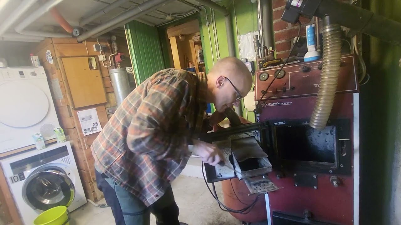 Ekonomisotning på en vedunic panna med Iwabo Villa S2 pelletsbrännare.
