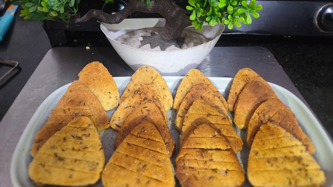 Jeera biscuit recipe ! Chaliye Bachpan ke yadein taaza karte hain .@RecipeQueenSonali 👍