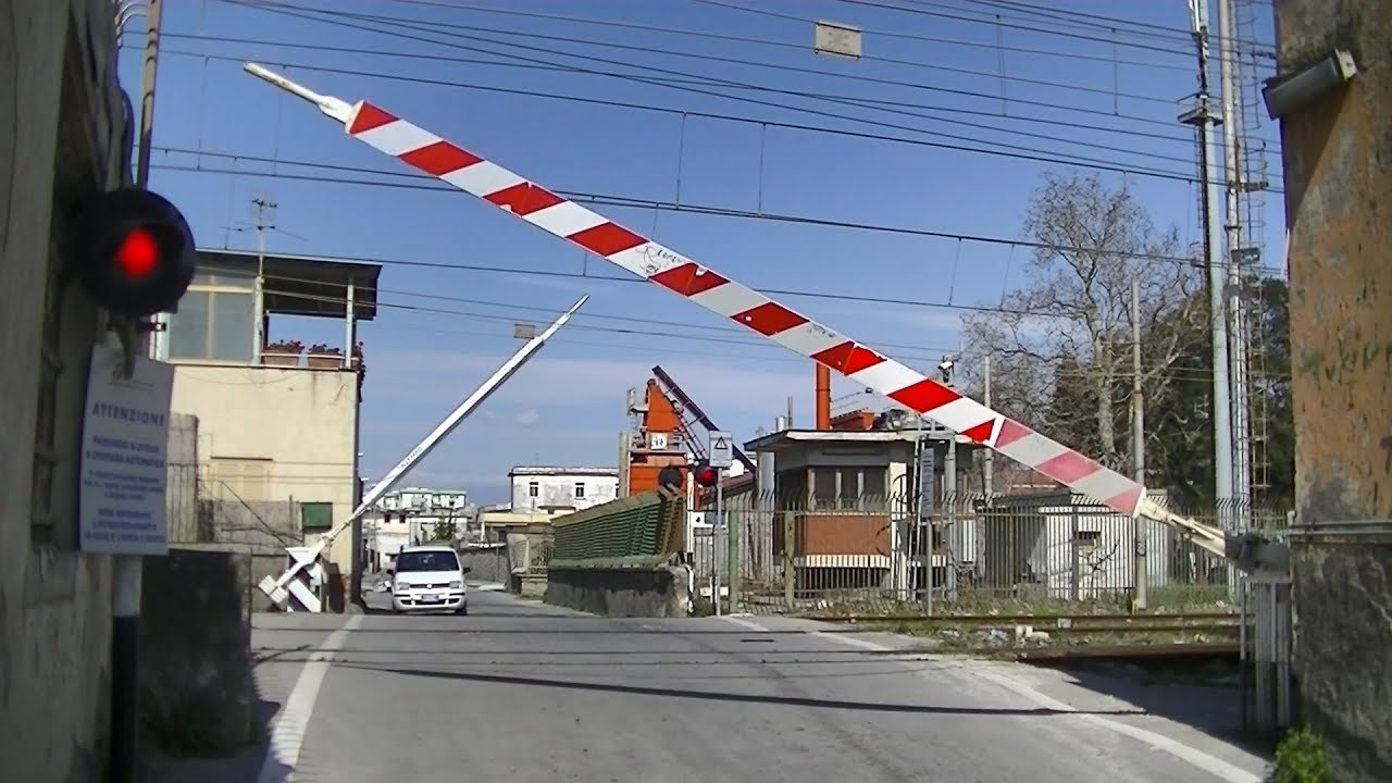 Spoorwegovergang Torre Annunziata (I) // Railroad crossing // Passaggio a livello