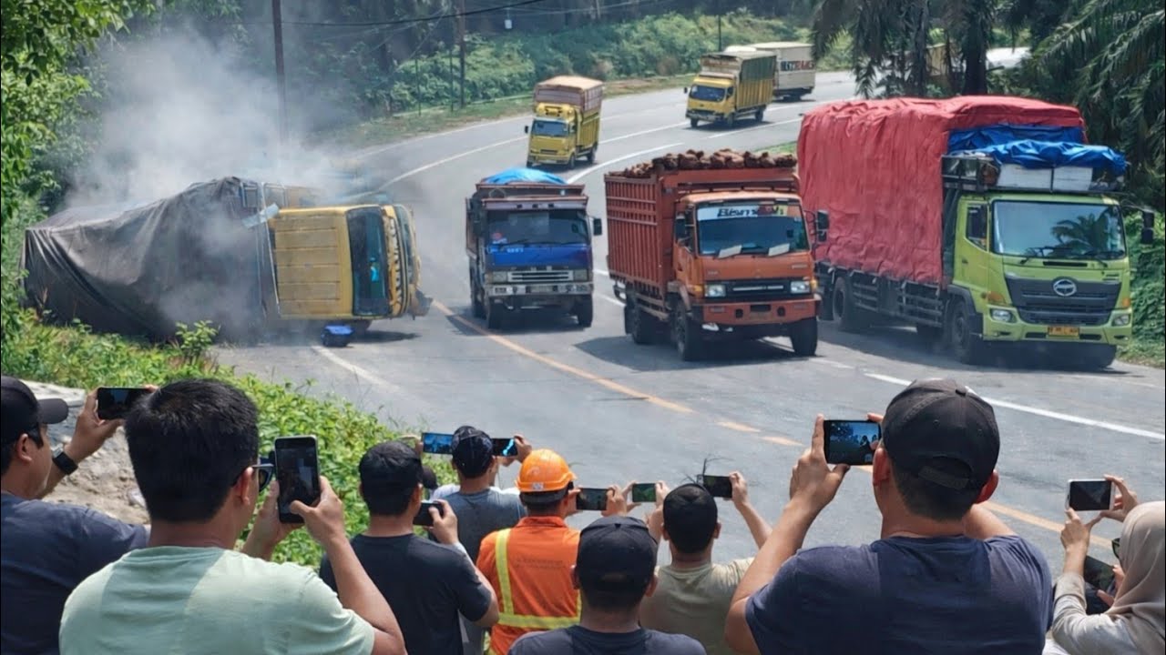 Truck Terbalik Akibat Patah AS Di Tanjakan Bukit Kodok || Moment Truck 