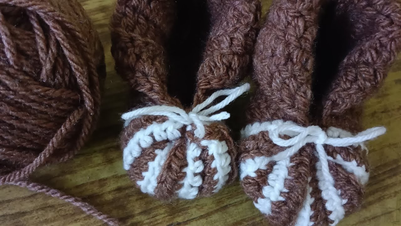 Learn how to crochet baby boots #tutorial #crochetbabyboots #crochet 