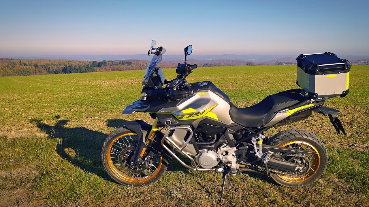 Voge 900 DSX.  Engine sound test and stock exhaust. A little offroad test and some photos.