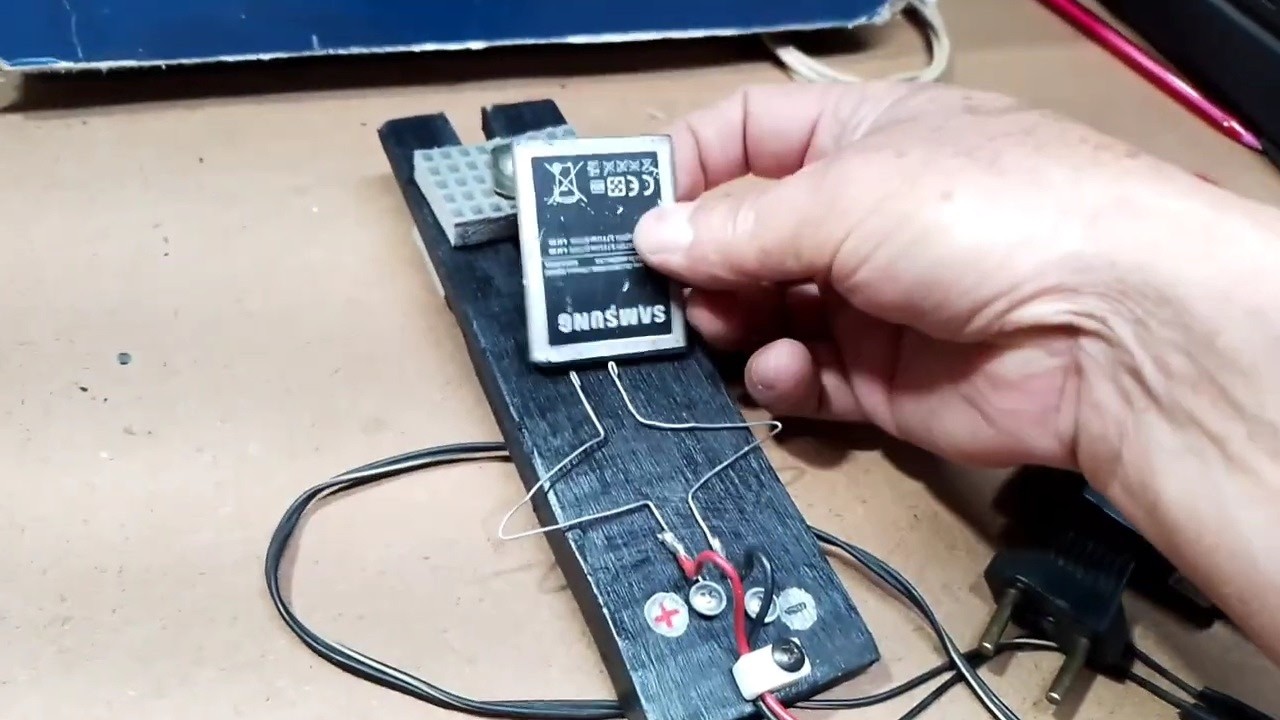 Suporte caseiro para carregar baterias de celular