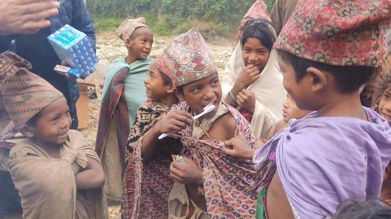राउटे बस्तीमा दाँत माझ्ने ब्रस र मञ्जन वितरण | यस्तो भन्छन राउटे मुखिया | Raute in Nepal |